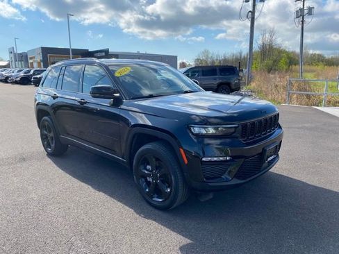 Used 2023 Jeep Grand Cherokee Limited w/ Black Appearance Package AWD/4WD image 3