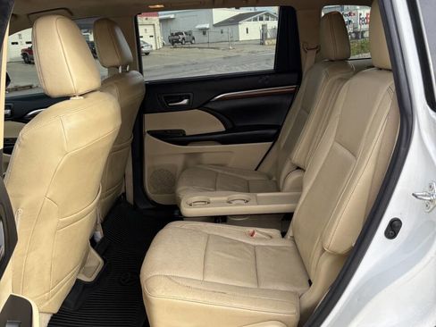 Used 2017 Toyota Highlander AWD V6 image 19