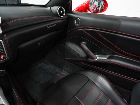 Used 2017 Ferrari California T RWD image 14