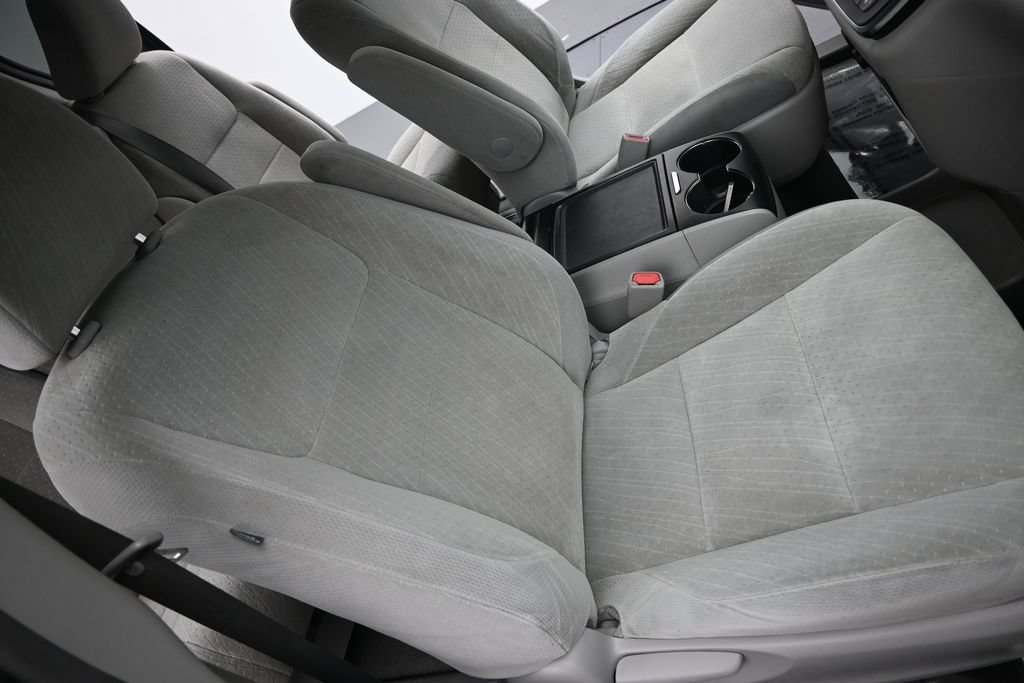 Used 2019 Toyota Sienna LE w/ Carpet Mat Package FWD image 11