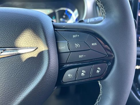 Used 2022 Chrysler Pacifica Touring-L w/ Uconnect Theater Family Group FWD image 22
