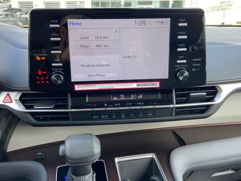 Used 2024 Toyota Sienna LE image 17