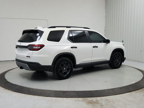 Used 2025 Honda Pilot TrailSport image 8
