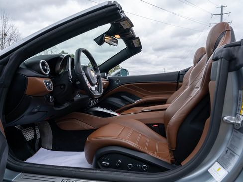 Used 2017 Ferrari California T image 31
