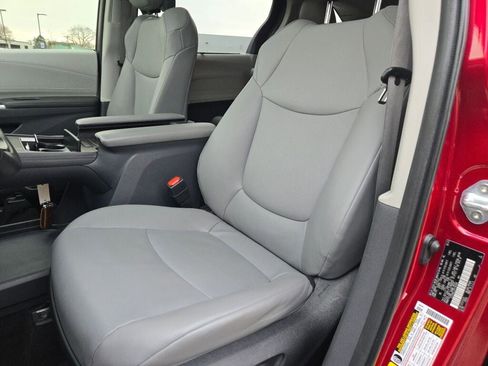 Used 2023 Toyota Sienna XLE image 29