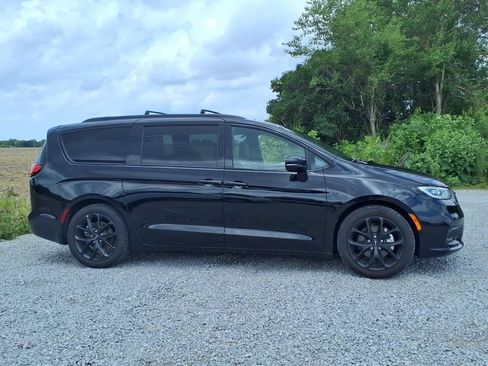 Used 2025 Chrysler Pacifica Limited FWD image 4