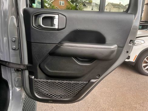 Used 2018 Jeep Wrangler Unlimited Sahara AWD/4WD image 36