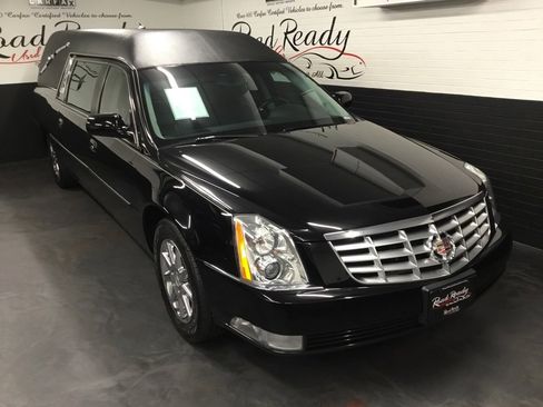 Used 2011 Cadillac DTS Base image 2