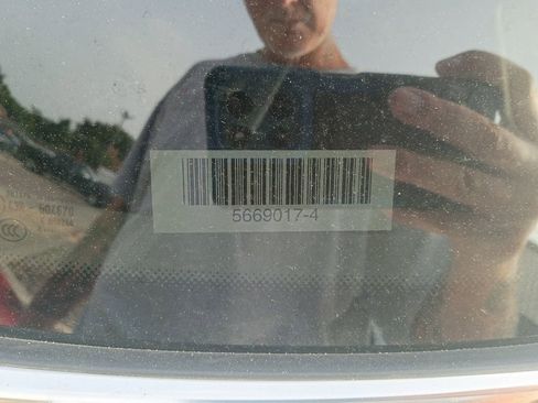 Used 2025 Volkswagen Taos SE AWD/4WD image 9