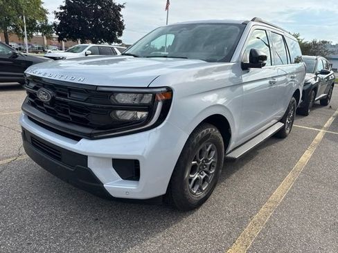 Used 2026 Ford Expedition Active AWD/4WD image 2