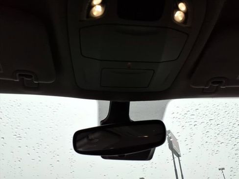 Used 2023 Chrysler Pacifica Touring-L image 17