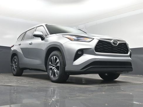 Used 2023 Toyota Highlander XLE FWD image 32