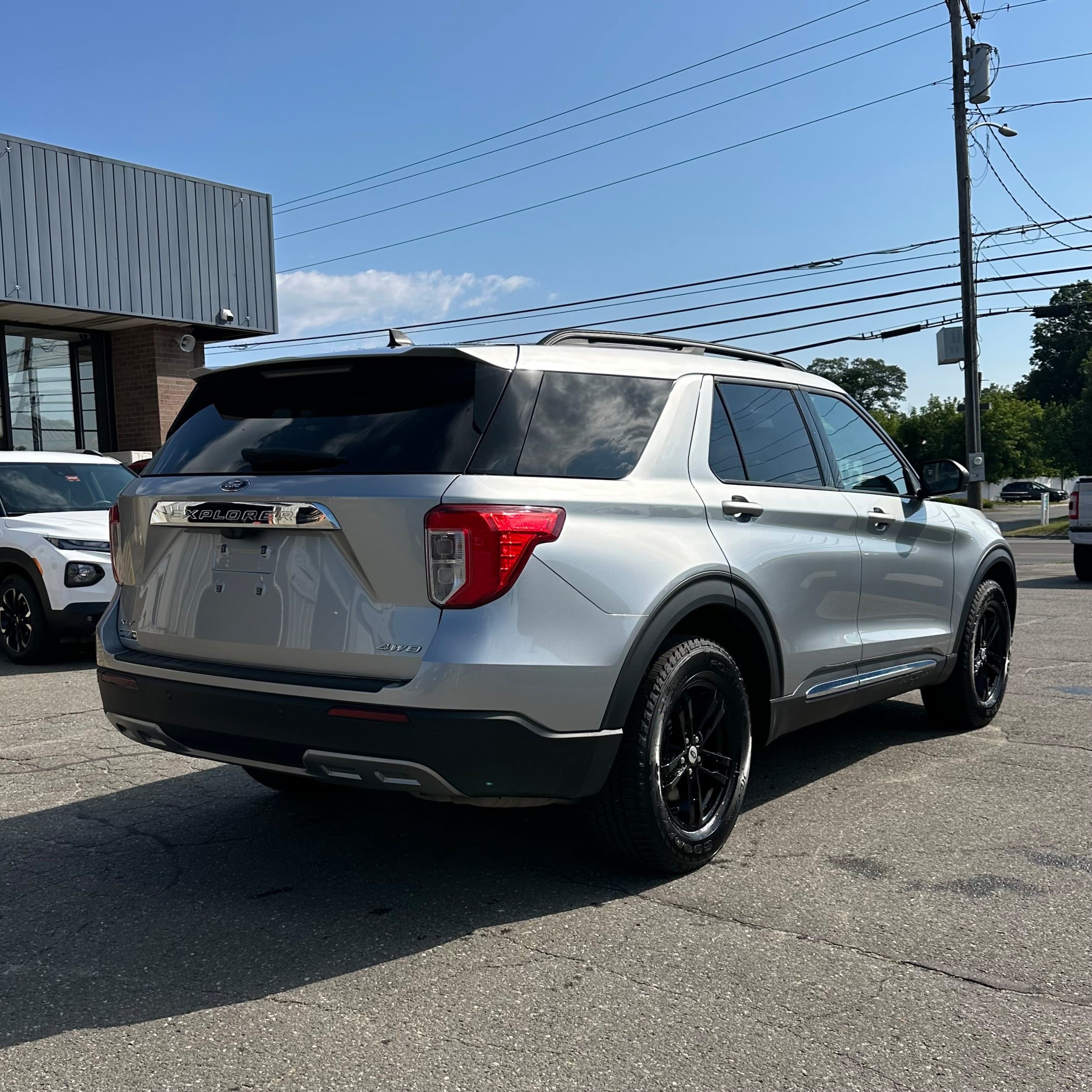 Used 2023 Ford Explorer XLT w/ Equipment Group 202A AWD/4WD image 3