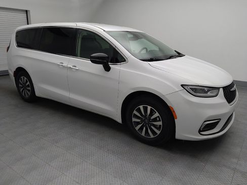 Used 2024 Chrysler Pacifica Limited FWD image 11