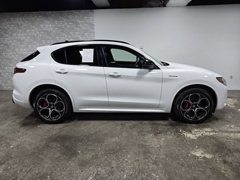 Used 2022 Alfa Romeo Stelvio Veloce image 3