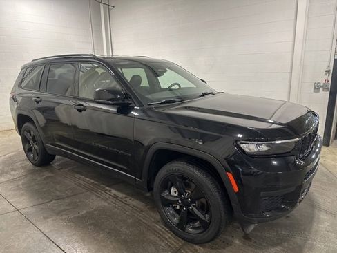 Used 2023 Jeep Grand Cherokee L Altitude image 3