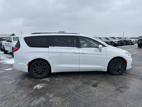 Used 2021 Chrysler Pacifica Touring w/ S Appearance Package image 5