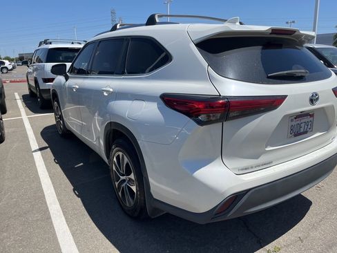 Used 2021 Toyota Highlander XLE AWD/4WD image 7