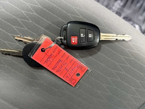 Certified 2018 Toyota Tacoma SR5 AWD/4WD image 30