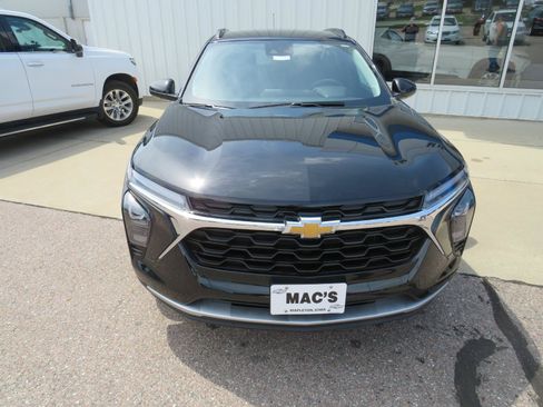 Used 2025 Chevrolet Trax LT FWD image 13
