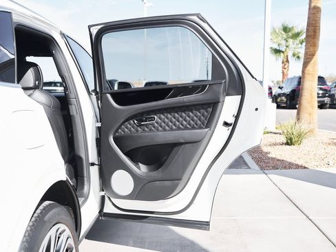 Used 2022 Bentley Bentayga image 13