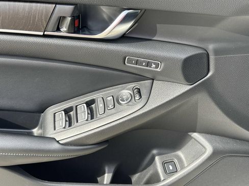 Used 2018 Honda Accord Touring image 19