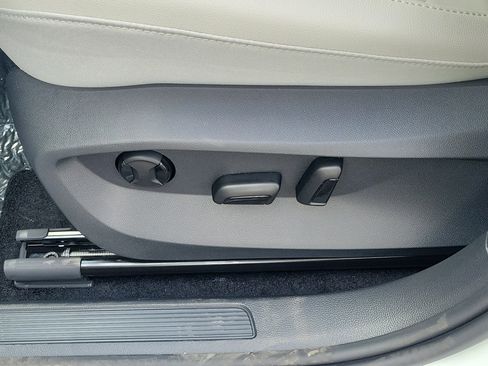 New 2026 Volkswagen Taos SE FWD image 16