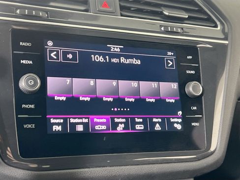 Used 2022 Volkswagen Tiguan SE R-Line image 14