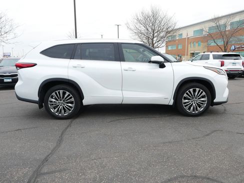 Used 2022 Toyota Highlander Platinum image 6