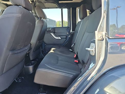 Used 2017 Jeep Wrangler Unlimited Sahara w/ Connectivity Group AWD/4WD image 18