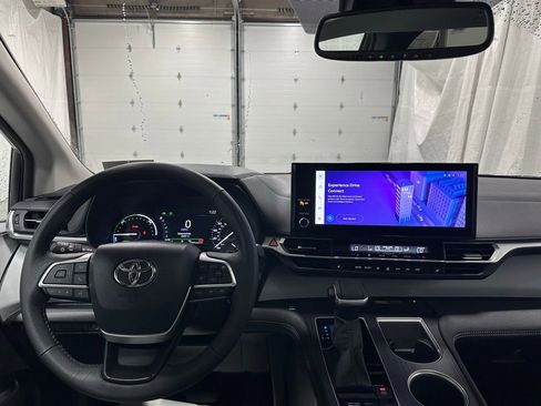 Used 2025 Toyota Sienna XLE AWD/4WD image 16