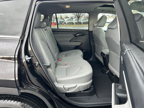 Used 2021 Toyota Highlander XLE image 26