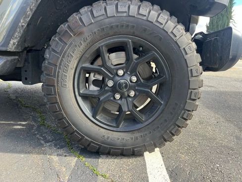 Used 2025 Jeep Gladiator Sport image 5