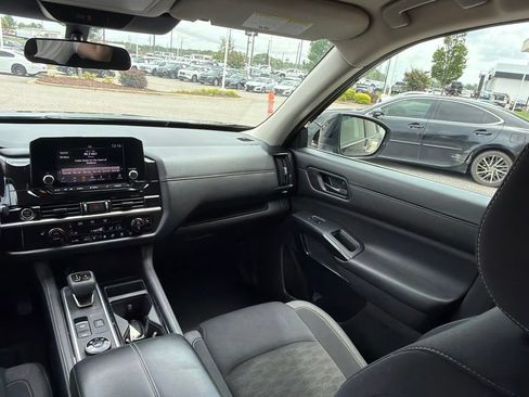 Used 2024 Nissan Pathfinder SV AWD/4WD image 29