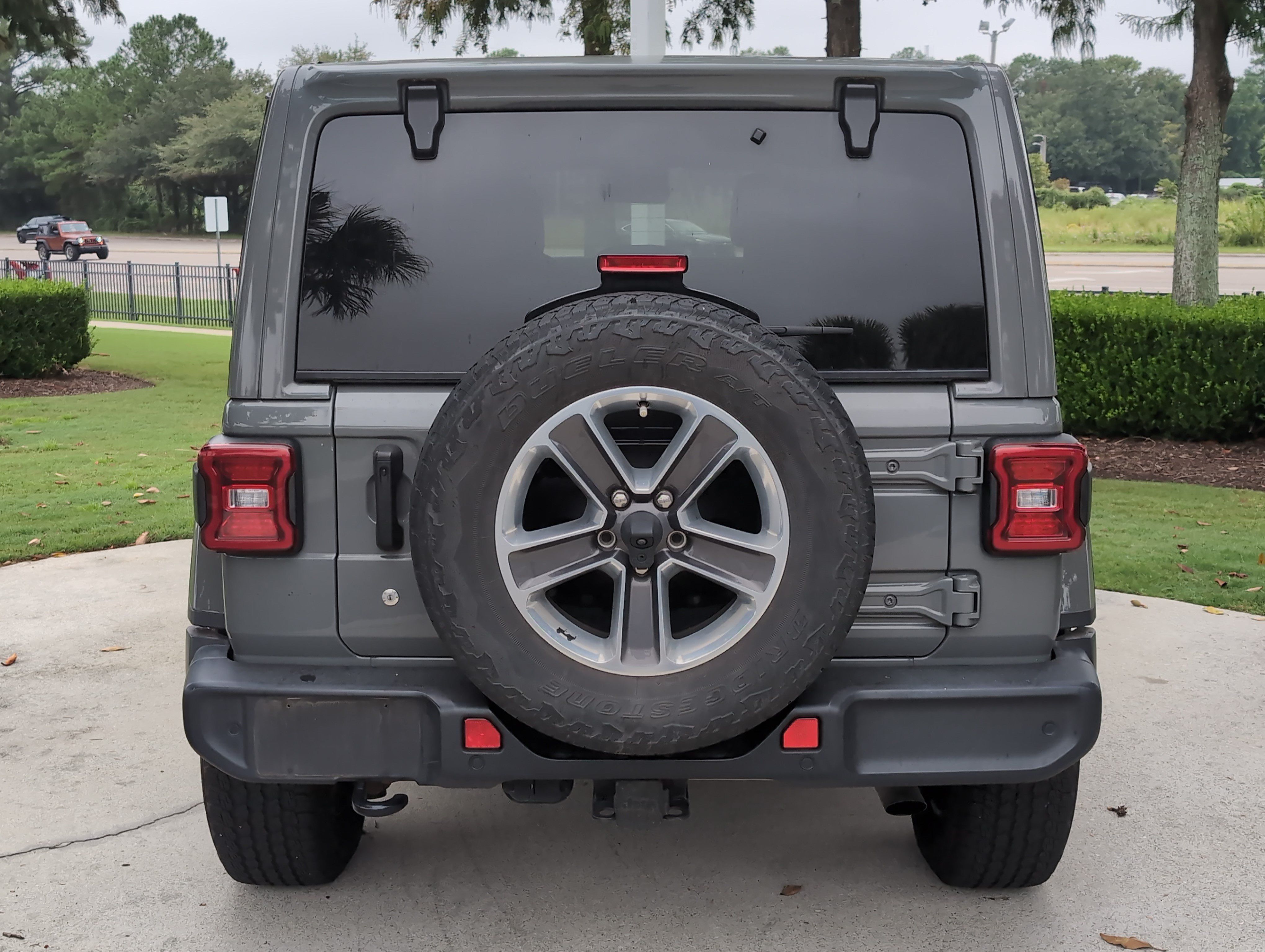 Used 2019 Jeep Wrangler Unlimited Sahara AWD/4WD image 9