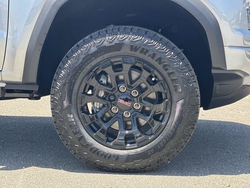 New 2026 GMC Canyon Elevation w/ LPO, Black Badging Package RWD image 28