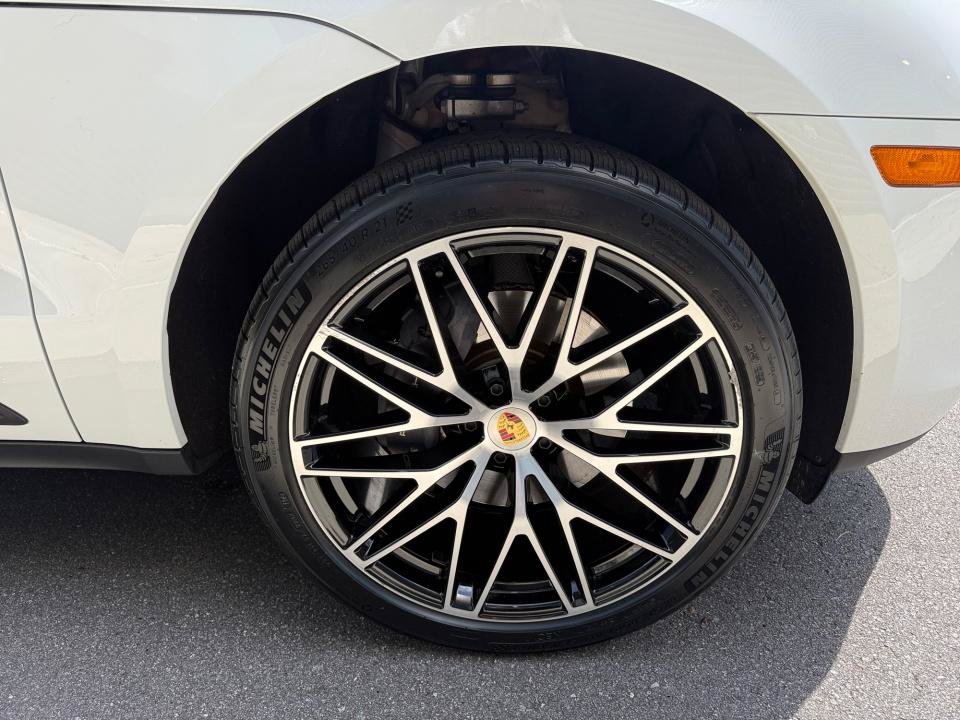 Certified 2026 Porsche Macan AWD/4WD image 11