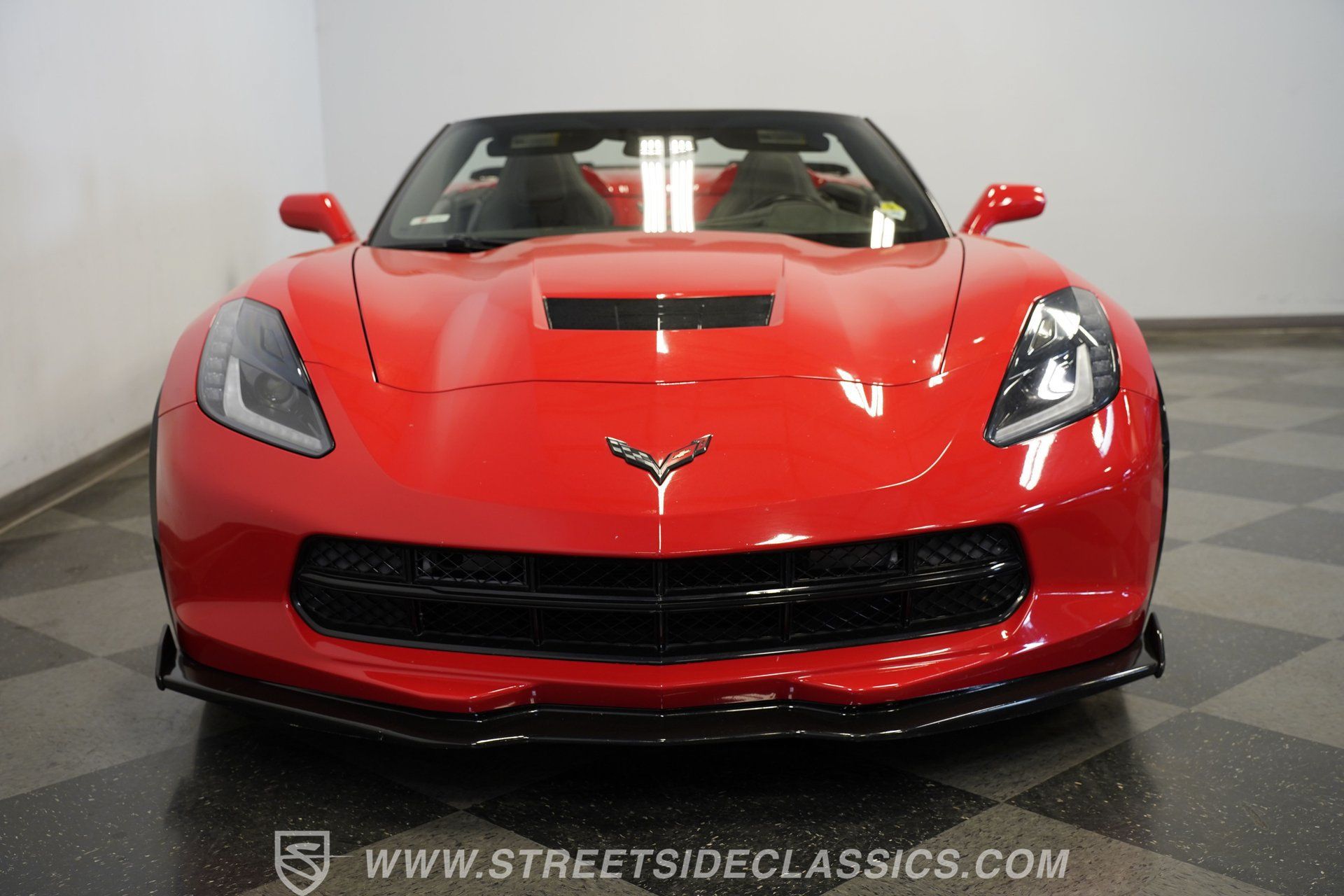 Used 2019 Chevrolet Corvette Stingray Convertible w/ Carbon Flash Badge Package RWD image 18