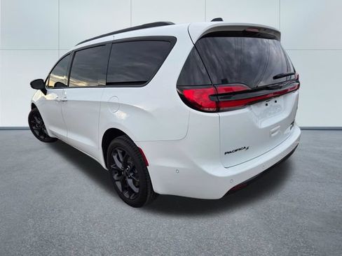 Used 2023 Chrysler Pacifica Limited w/ S Appearance Package AWD/4WD image 5