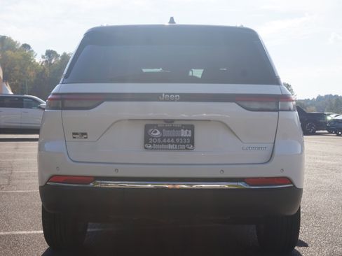 Used 2023 Jeep Grand Cherokee Laredo w/ Luxury Tech Group I image 8