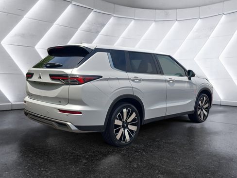 Used 2025 Mitsubishi Outlander SE FWD image 5