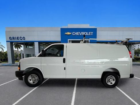 Used 2025 Chevrolet Express 2500 w/ Driver Convenience Package RWD image 4