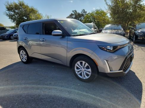 Used 2023 Kia Soul LX FWD image 3