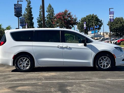 Used 2024 Chrysler Voyager LX FWD image 8