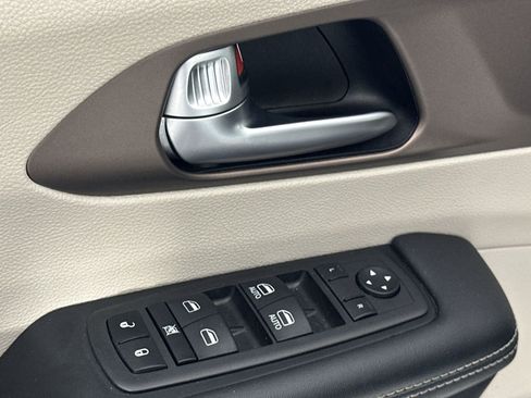 Used 2023 Chrysler Voyager LX FWD image 13