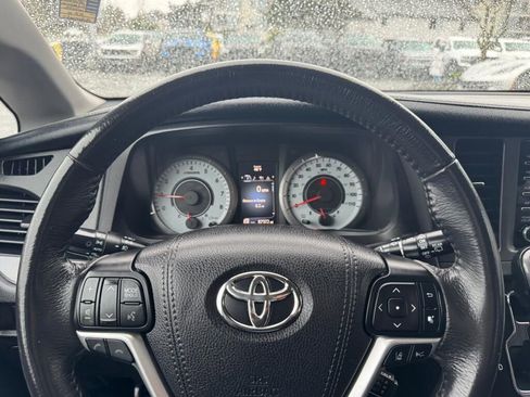 Used 2018 Toyota Sienna SE Premium image 19