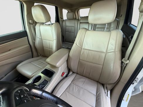 Used 2022 Jeep Grand Cherokee Laredo E AWD/4WD image 13