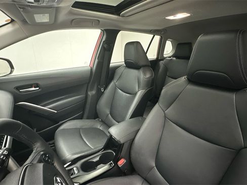 Used 2022 Toyota Corolla Cross XLE image 9