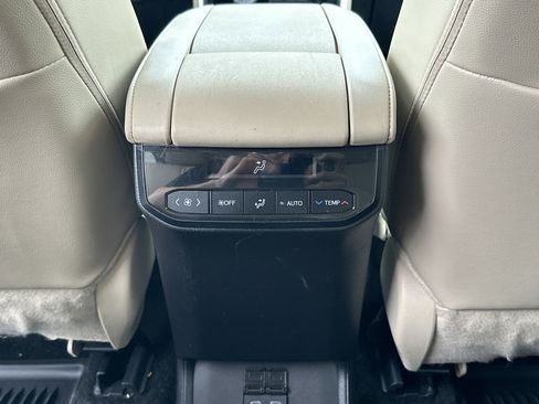 Certified 2024 Toyota Highlander XLE FWD image 29