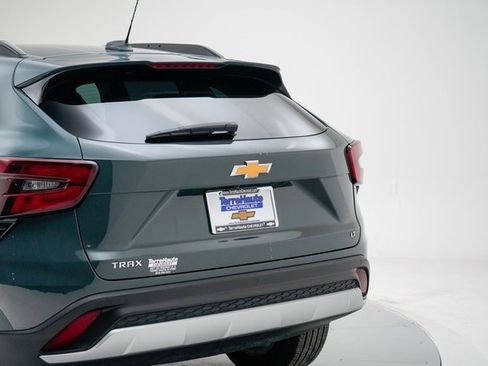 Used 2025 Chevrolet Trax LT w/ Driver Confidence Package image 4
